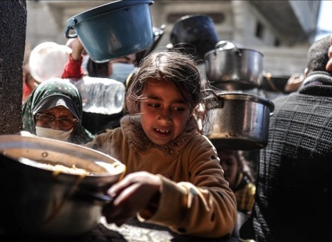 Gazze'de Hayatta Kalma Mücadelesi: Çocuklar Çürük Patates ve Kabuk Topluyor